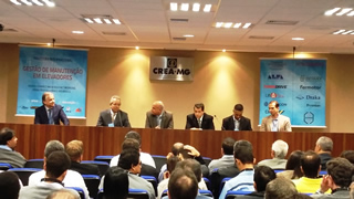 O presidente do Sindicon MG, Carlos Eduardo Alves de Queirz, participa da mesa de abertura do evento internacional